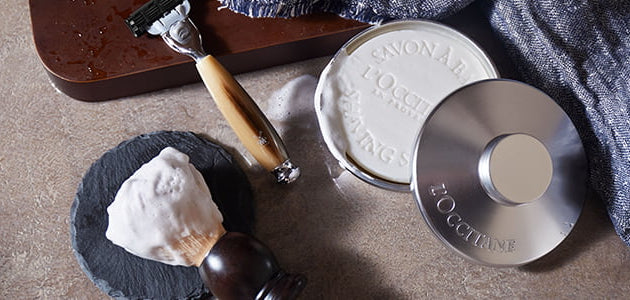 Jabón de afeitar sólido L’Occitane Cade con aceite esencial de cade, espuma densa para afeitado apurado y piel grasa.