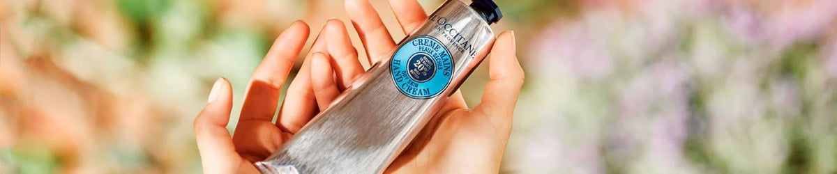 Crema de manos hidratante en tubo metálico, ideal para nutrir y proteger la piel seca con rápida absorción.