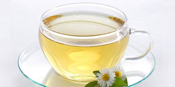 Remedio natural para ojos cansados — infusión de manzanilla recomendada por L’Occitane para reducir hinchazón del contorno de ojos
