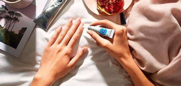 Crema de manos L’Occitane con manteca de karité, ideal para manicuras en casa y cuidado nutritivo de uñas y cutículas.