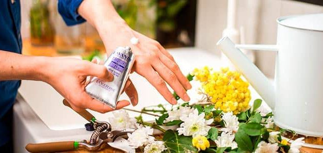 Crema de manos con manteca de karité para pieles trabajadoras, hidratación profunda sin dejar sensación grasosa.