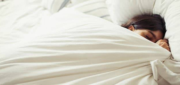 Crema de manos L’Occitane con manteca de karité intensiva, hidratación profunda antes de dormir para manos suaves y reparadas.
