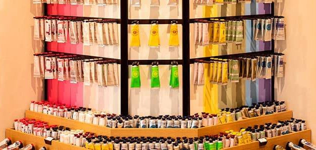 Colección de cremas de manos L’Occitane con ingredientes naturales como karité y almendra, variedad de hidratantes para todo tipo de piel.