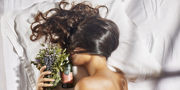 Tratamiento capilar L’Occitane con aceites esenciales de lavanda, reaviva el color natural y aporta brillo al cabello.