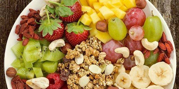 Alimentación saludable con frutas, nueces y antioxidantes — tips de nutrición de L’Occitane para mejorar la salud y apariencia de la piel