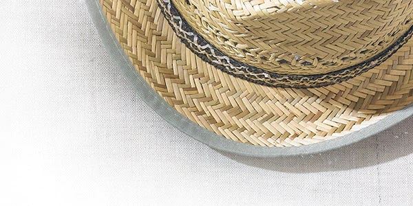 Sombrero junto a consejos de L’Occitane sobre el cuidado del contorno de ojos — protección y prevención del envejecimiento