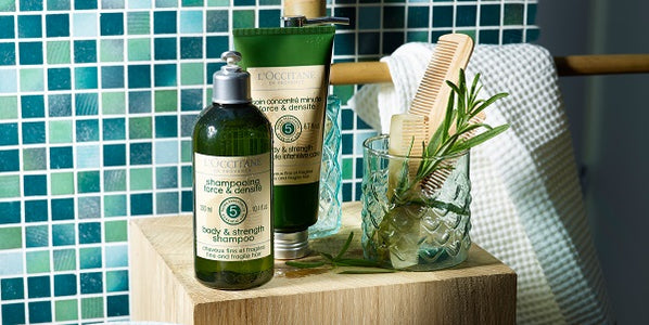 Shampoo y acondicionador L’Occitane Body & Strength con 5 aceites esenciales (incluye romero), aporta volumen y fortalece las raíces para un cabello más grueso.
