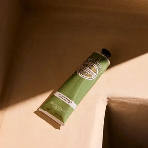 crema de manos almendra. cuidado de manos